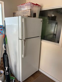 FREE ice cold fridge and freezer. Works perfectly.