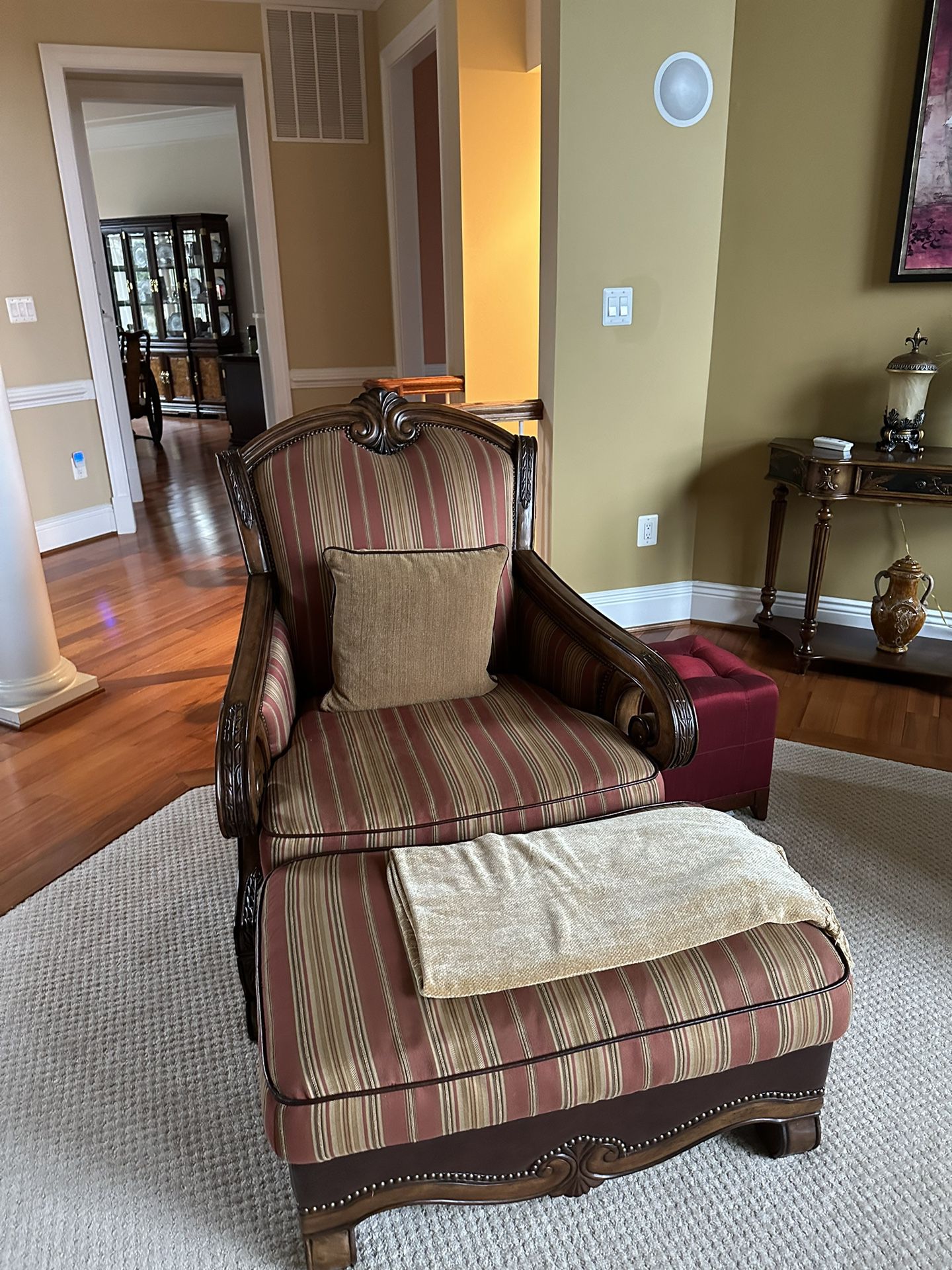 Accent Lounge Chair With Ottoman