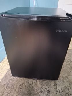 Vissani mini fridge
