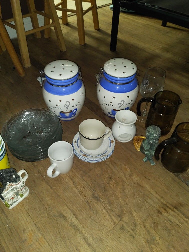 Kitchen Plates,Cups And Cookie Jars
