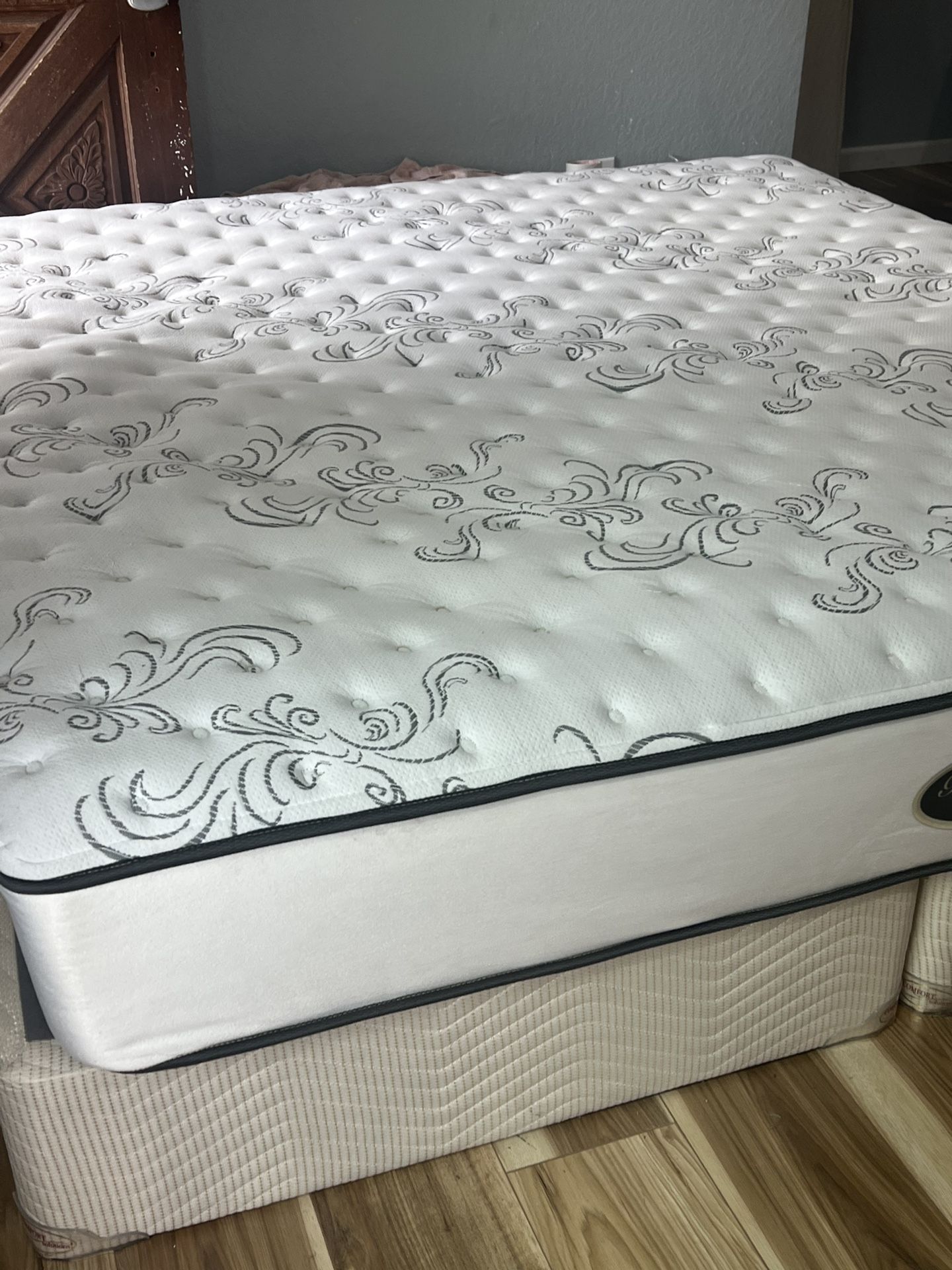 KING SIZE BEAUTYREST MATTRESS SET( Please Click My Offer Up Page For