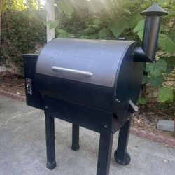 Traeger Wood-Fired Pellet Grill & Smoker - Excellent Condition