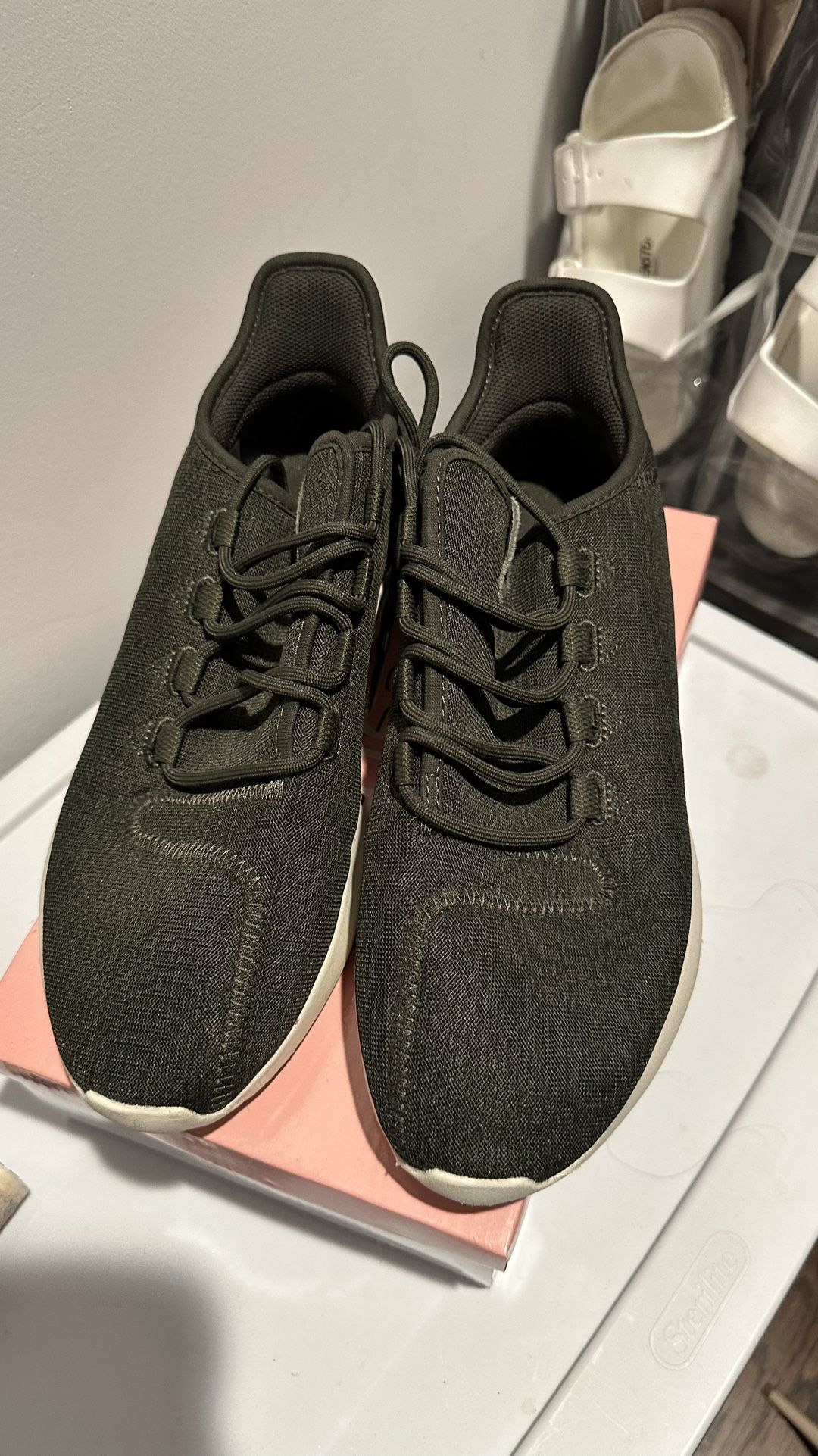 WOMANS ADIDAS GREEN SNEAKER SIZE 9
