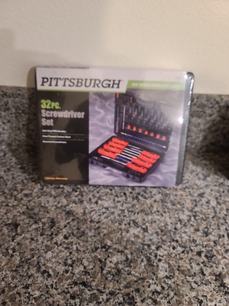 Pittsburgh 32 PC Screwdriver Set
