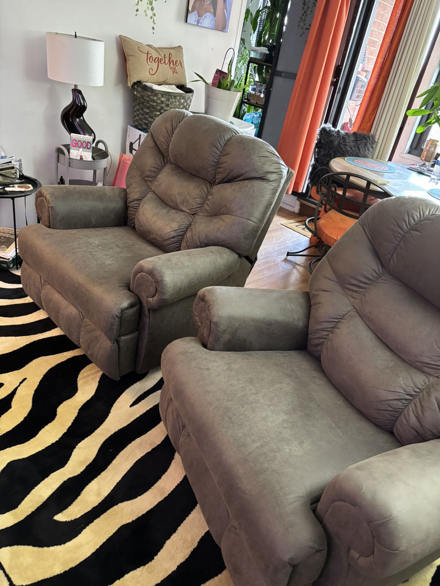 2 RECLINER CHAIRS