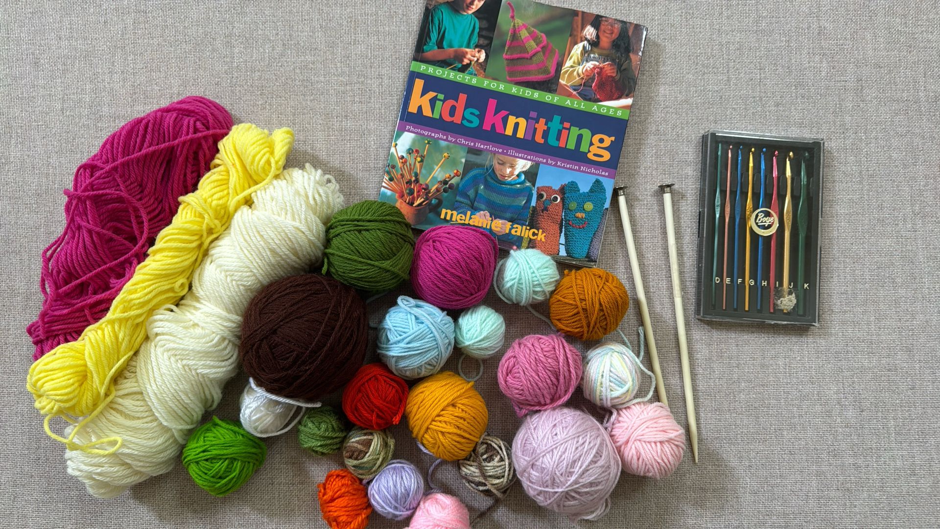 Knitting Book Yarn knitting needles & set of Crochet Hooks