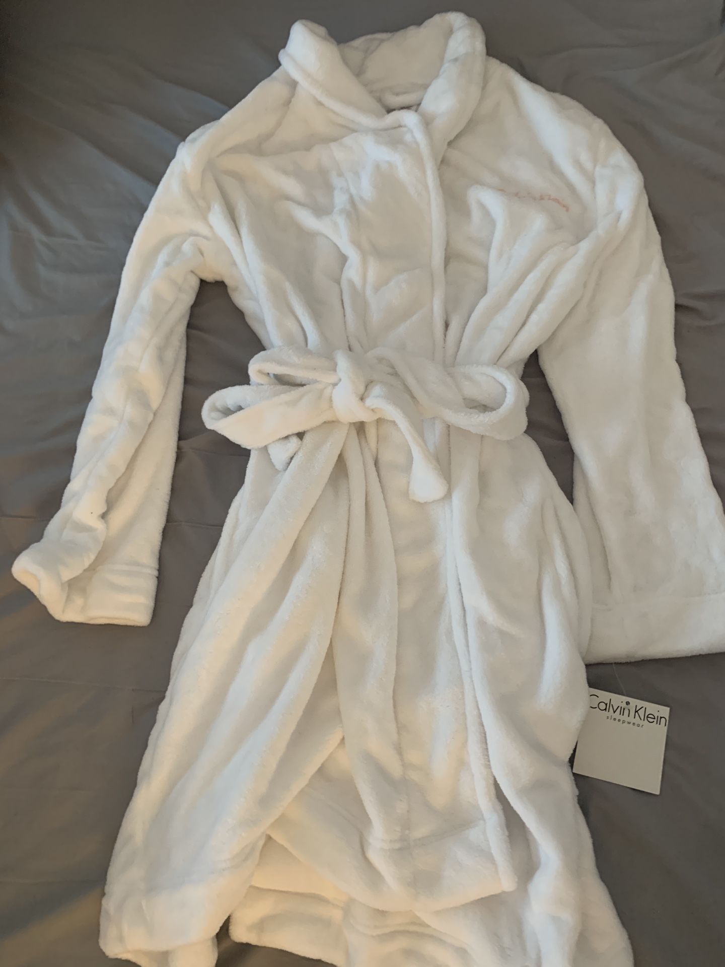 New Calvin Klein Soft White Belted Robe embelished size M/L MEDIUM/LARGE NWT FLUFFY COZY  Cash only  Pick up in North San Jose, By appointment only  L