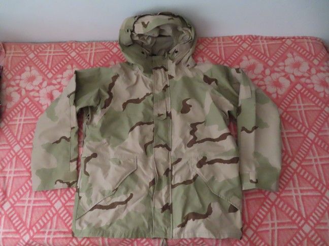 US MILITARY ECWCS COLD WEATHER DESERT CAMOUFLAGED PARKA COAT LARGE-Reg goretex