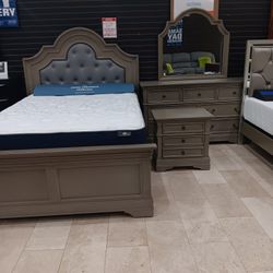 *Bedroom Special!!!*---Attractive Frisco Queen/King Bedroom Sets---From $699!!!---Delivery And Financing🫡