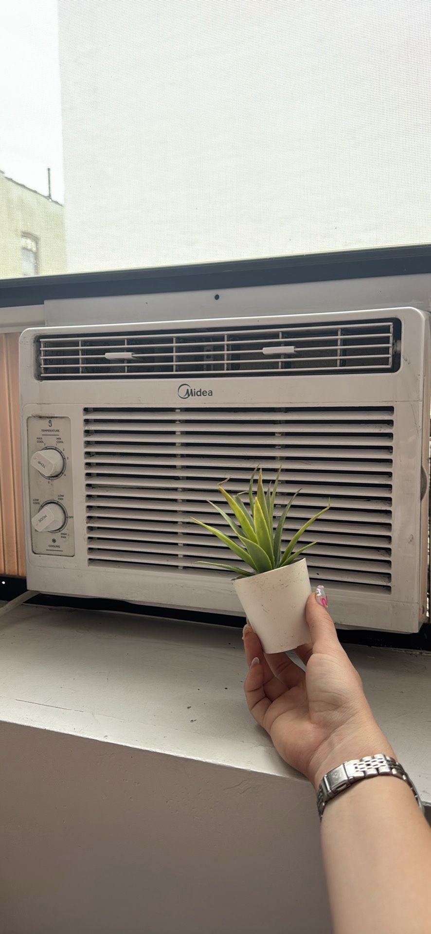 2 WORKING MIDEA wall AC units