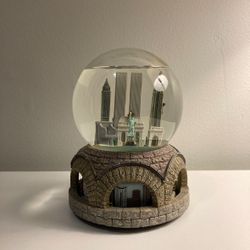 NEW YORK TWIN TOWERS VINTAGE MACYS SNOW GLOBE