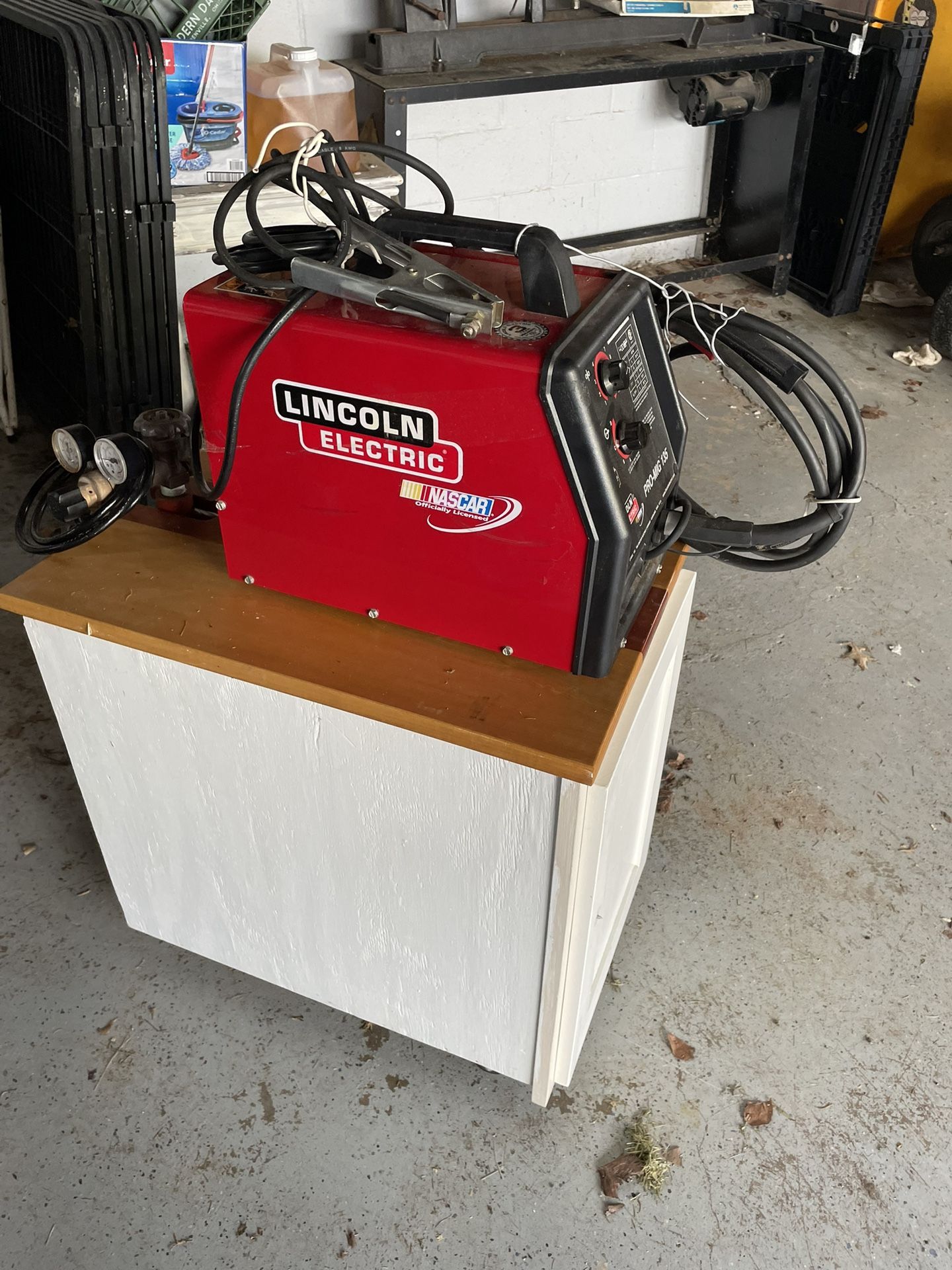 MIG WELDER W Helmet & Cabinet
