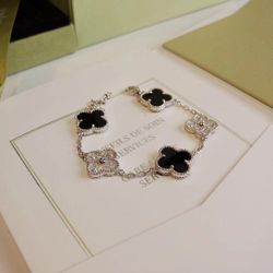 Four Leaf Clover Five Flowers