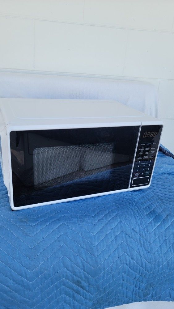 Mainstays 0.7 Cu. Ft. 700W Perfect Condition 