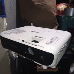 EPSON EX3260 HIGH END PICTURE PROJECTOR 