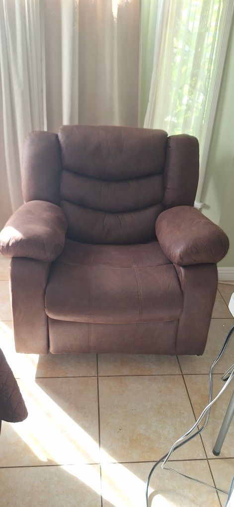 Vendo Este Sofa Reclinable Manual De Tela Con Forro Proctor Incluido Perfectas Condiciones Lo Vendo For Falta De Espacio $300 Precio Firme 