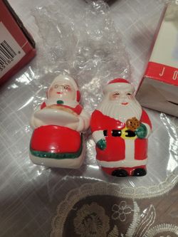 Vintage Santa And Mrs Clause Salt And Pepper Shakers 