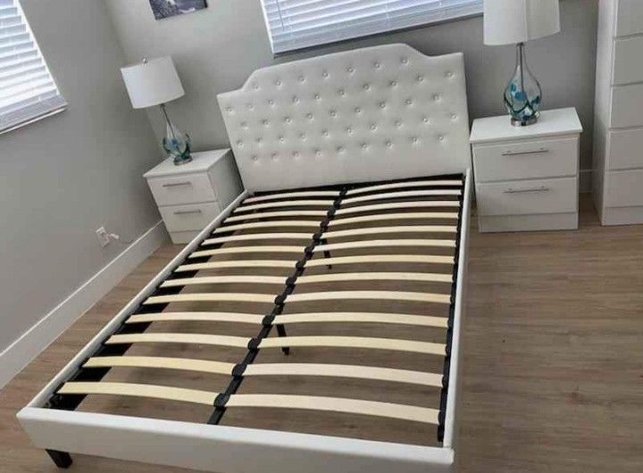 Two Nightstand And Bed // Cama Y Dos Mesitas De Noche