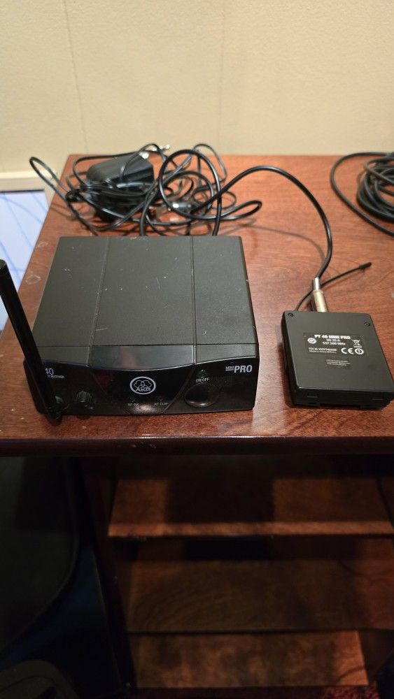 AKG WIRELESS GUITAR SYSTEM