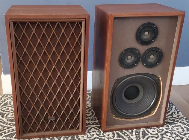 Realistic Nova 8B Speakers