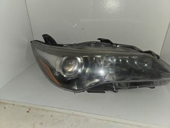 TOYOTA CAMRY OEM RIGHT SIDE HEADLIGHT