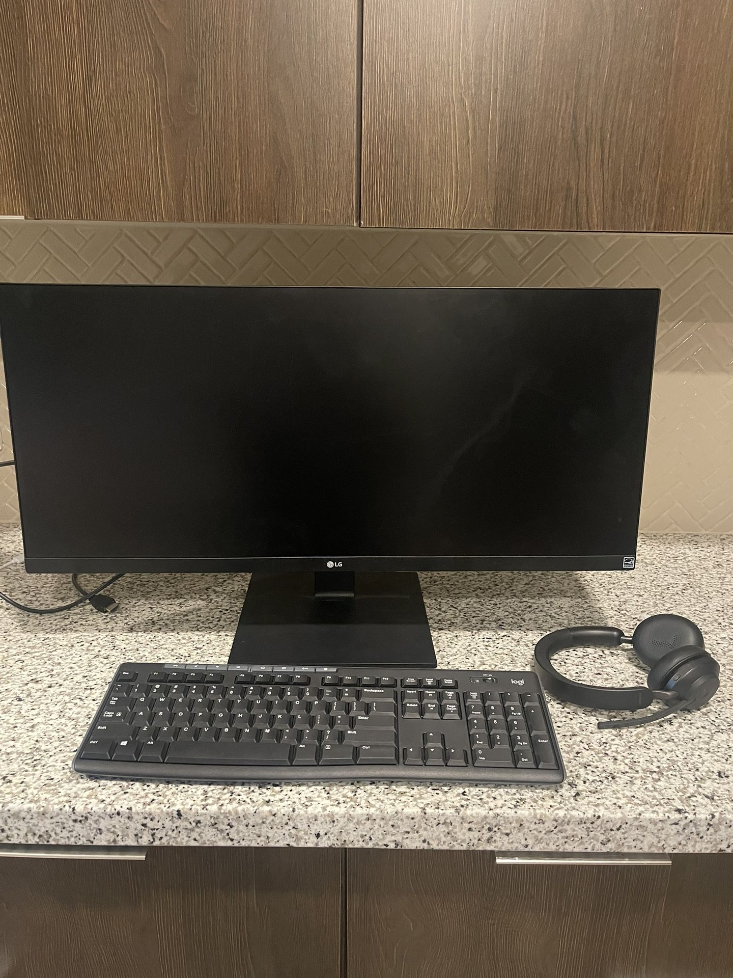 Monitor With Keyboard And Headset 