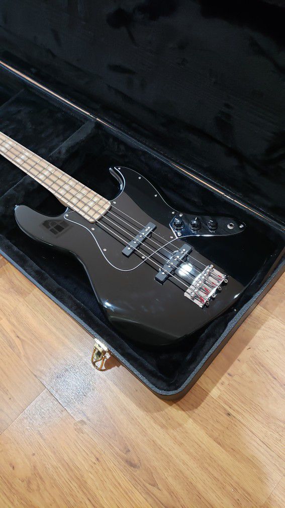 Fender Squier '77 Vintage Modified Jazz Bass with 75W Amp