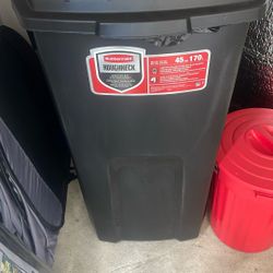 Rubbermaid Roughneck Trash Can