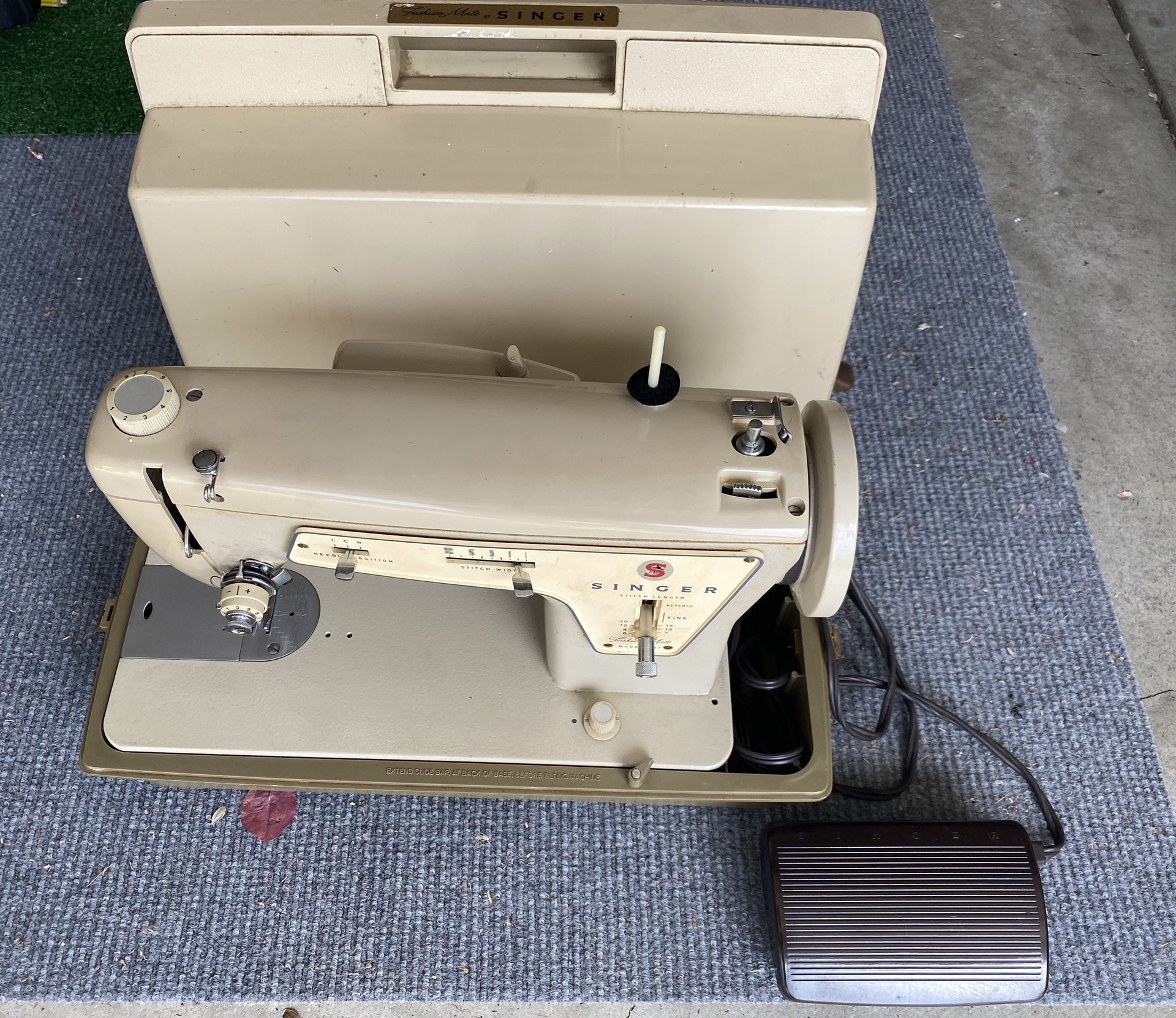 Vintage Singer Fashion Mate Model 237 Sewing Machine with Pedal and Case