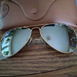 RAY BAN AVIATORS w/ POLISHED SILVER FRAME WITH SILVER MIRROR LENSES. NEW IN BOX.