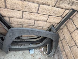2004 Chevrolet avalanche side moldings