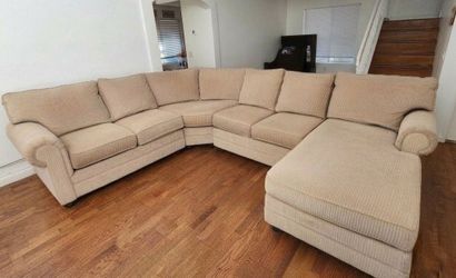Large Bassett Brand Sectional in excellent condition!