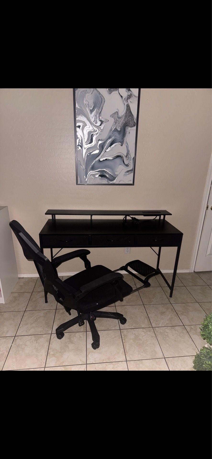 Large desk with adj. gaming chair