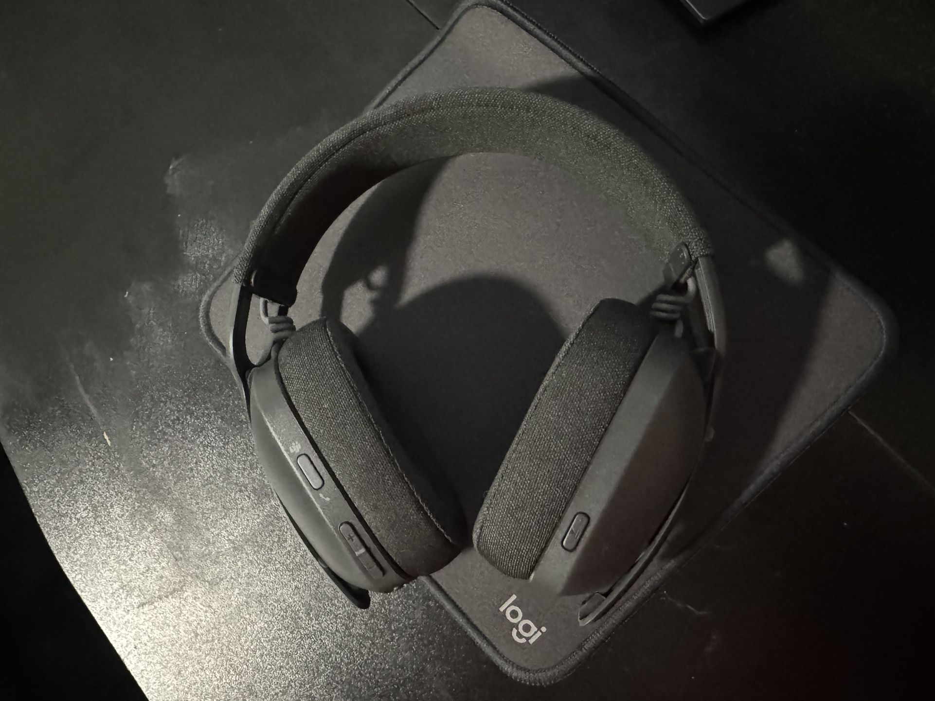 Logitech Zone Vibe 100 Wireless Bluetooth Headset – Noise-Canceling Mic – Graphite