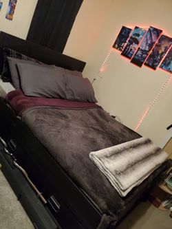 Queen Size Bed Frame (4 Drawers)