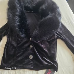 Chaqueta corta o top corto de terciopelo negro