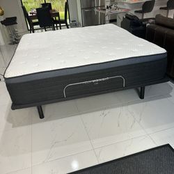King Helix Lux Midnight   & Adjustable base 70 % off retail I can deliver! Or come see first  Less than a year old had Mattress protection  Pet free s