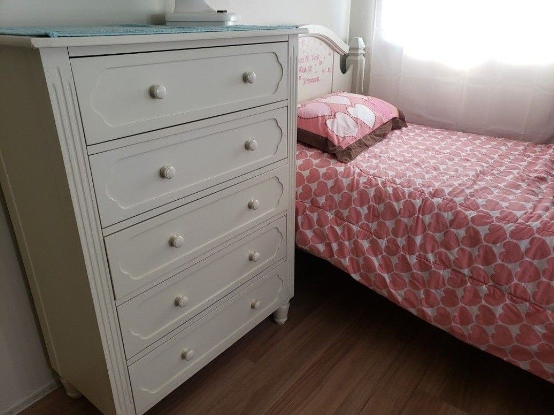 Young Kids bedroom Set
Bed and Dresser