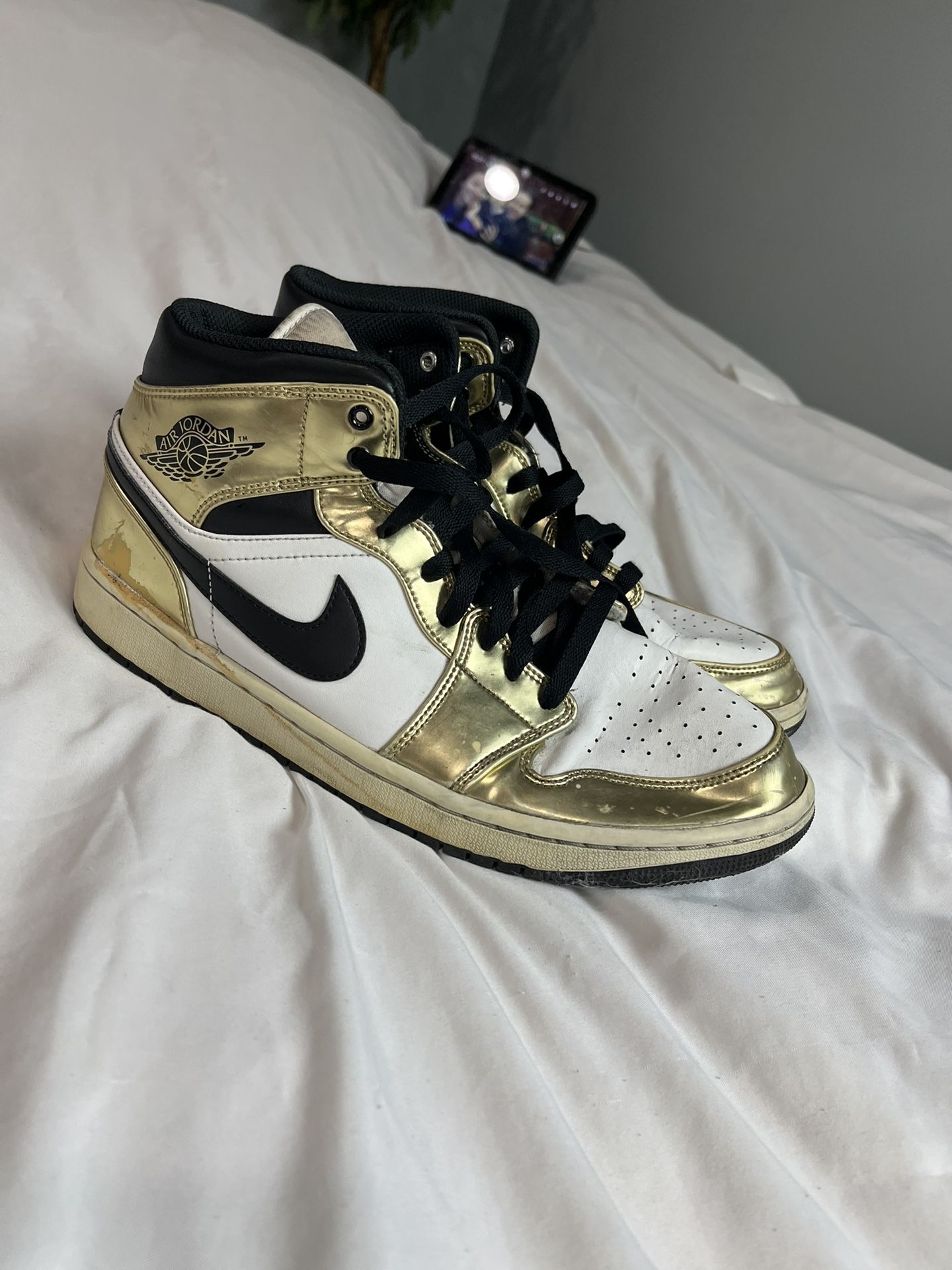 Jordan 1 Mid Metallic Gold Black White