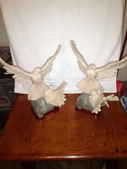 2 pairs of porcelain doves statues