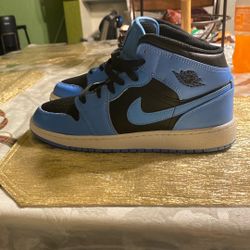 Nike Air  Jordan mid 1 size 7 y