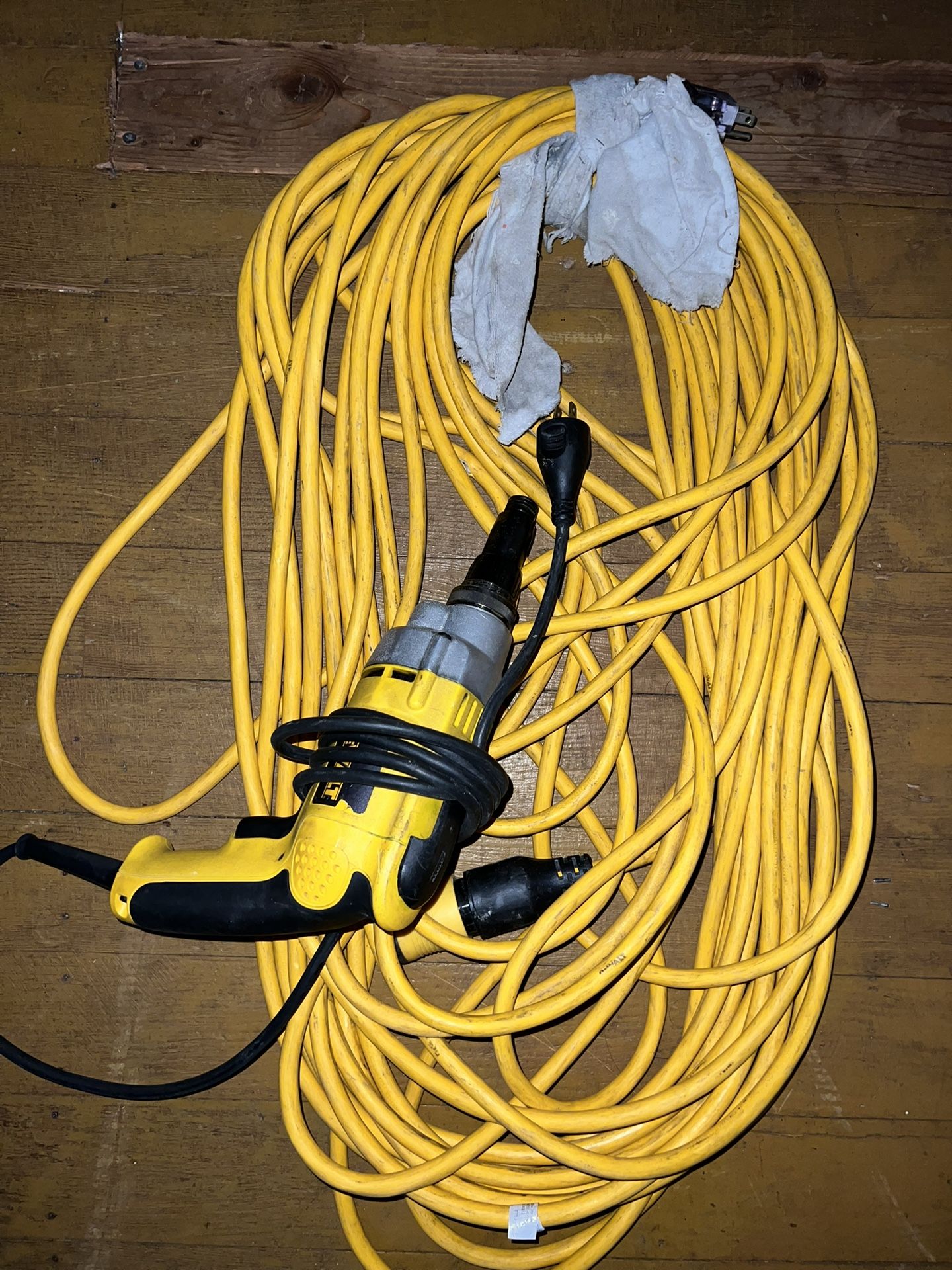 DEWALT DW268 SCREW GUN & DEWALT 100 FT 12/3 LIGHTED CLICK-TO-LOCK CGM EXTENSION CORD 15A SJTW