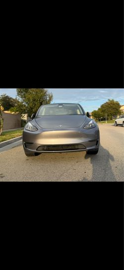 Tesla model Y 2025