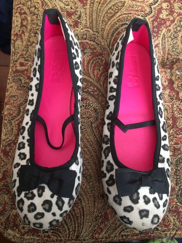 Very cute Crazy 8 girls shoes size 3