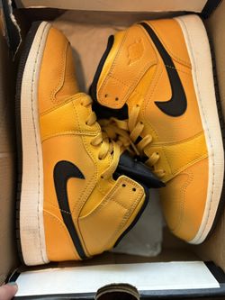Jordan 1 Mid University Gold Black