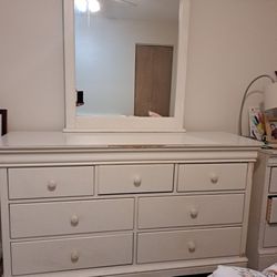 White Clean Bureau With Mirror