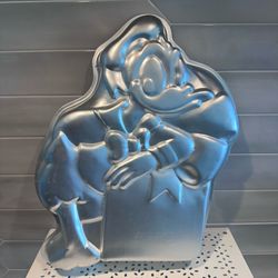 Vintage  Wilton Donald Duck Aluminum cake pan  14” t x 11” w x 1 3/4” deep