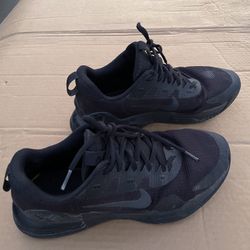 Nike.. men size 9.. just needs to be washed 