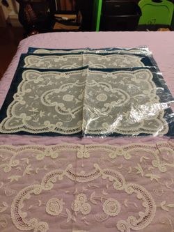 VINTAGE VINYL/FAUX LACE PLACE MATS/TABLE RUNNER
