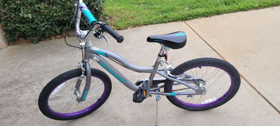 Girls Schwinn 20" bike Like New